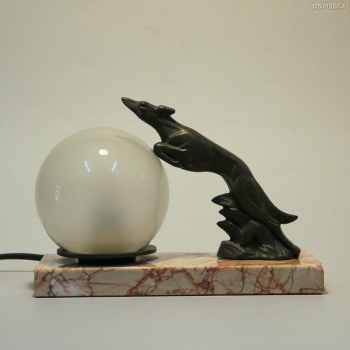 LÁMPARA DE SOBREMESA ART DECO. - Realizada en bronce (figura de perro), base en mármol y tulipa en cristal.
Funciona perfectamente, cableado nuevo.
Francia.